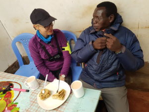 Andreea Archip cu William, un localnic din Iten, Kenya. La ceai și chapati